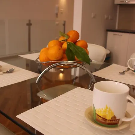 Garibaldi Square's House Apartment