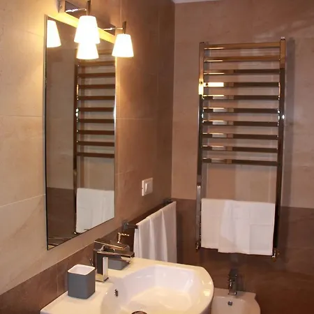 Garibaldi Square's House Apartment *