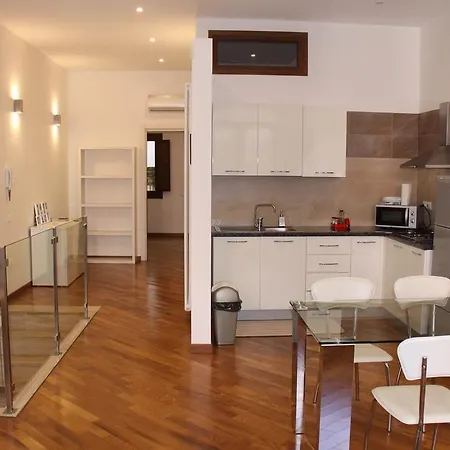 Garibaldi Square's House Apartment *