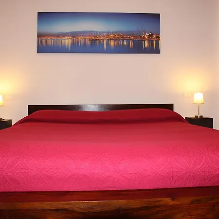 Garibaldi Square's House Apartment