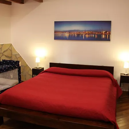 Garibaldi Square's House Apartment