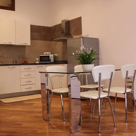 Garibaldi Square's House Apartment *
